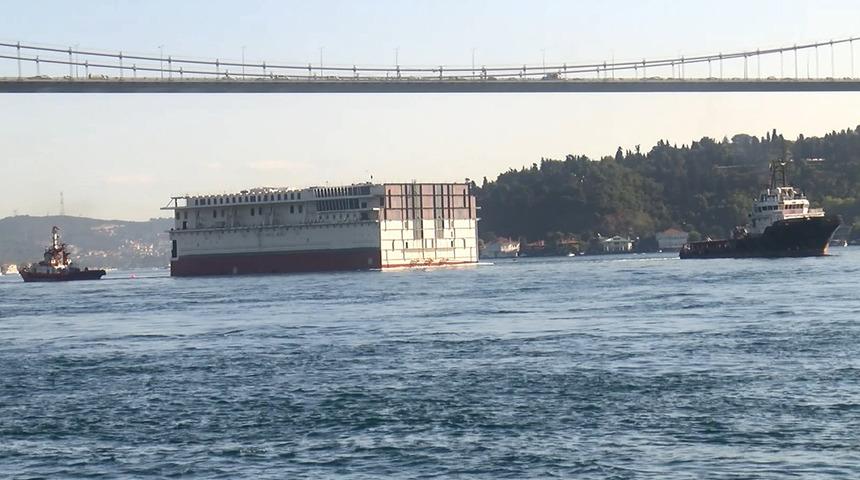 İstanbul Boğazı'nda hareketli dakikalar! Kıyı Emniyeti Kurtarma r&ouml;mork&ouml;r&uuml; ile &ccedil;ekildi