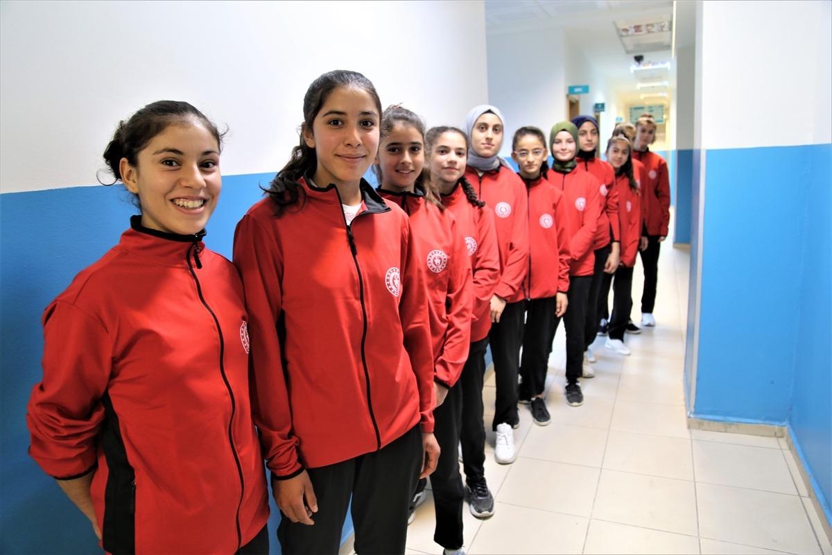 Şanlıurfa'da toprak sahada antrenman yapan "G&uuml;neşin &Ccedil;ocukları", spor salonuna ge&ccedil;menin mutluluğunu yaşıyor