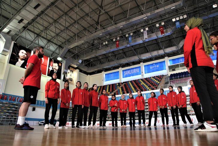 Şanlıurfa'da toprak sahada antrenman yapan "Güneşin Çocukları", spor salonuna geçmenin mutluluğunu yaşıyor G2