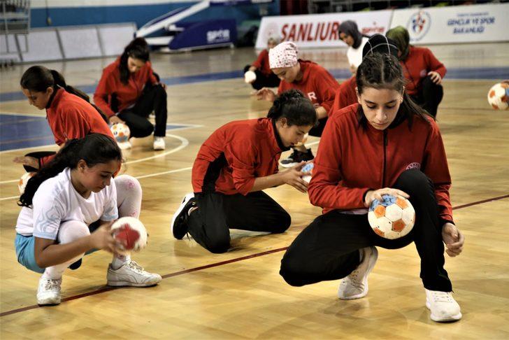 Şanlıurfa'da toprak sahada antrenman yapan "Güneşin Çocukları", spor salonuna geçmenin mutluluğunu yaşıyor G5