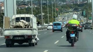 FSM'de hareketli anlar! Polisten kaçan kamyonet trafiği birbirine kattı
