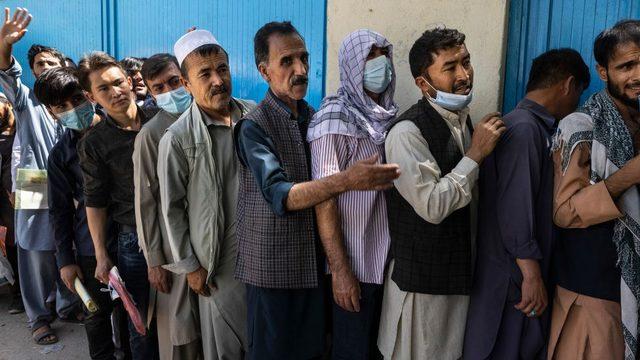 Cumartesi günü Kabil'de saatlerce uzun pasaport kuyruklarında bekleyen Afganlar