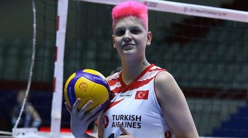 Ebrar Karakurt: Homofobik saldırılara maruz kalan milli voleybolcuya sosyal medyada destek mesajları