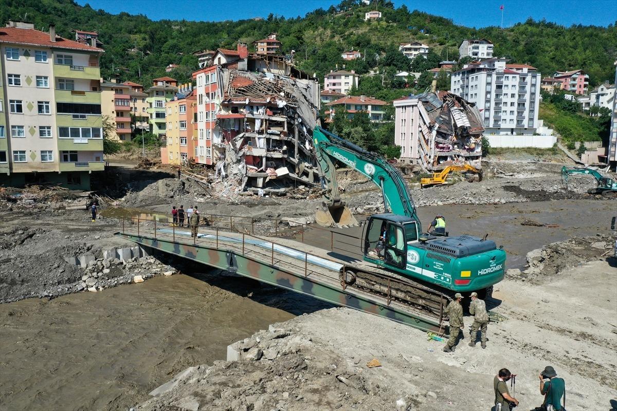 Bozkurt il&ccedil;esinde kurulan seyyar k&ouml;pr&uuml;den ge&ccedil;işler başladı