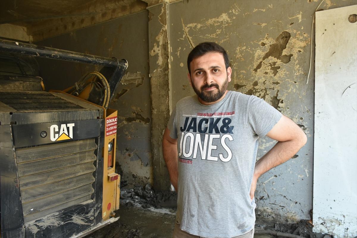 Kapıldığı selden bir iş yerinin balkonuna tutunarak kurtulan esnaf yaşadıklarını unutamıyor: