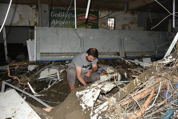 Kapıldığı selden bir iş yerinin balkonuna tutunarak kurtulan esnaf yaşadıklarını unutamıyor: G4
