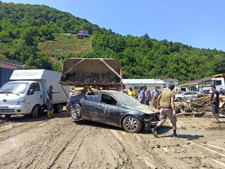 Sel felaketinin yaşandığı Ayancık'ta güvenlik güçleri temizlik çalışmalarına destek veriyor G1