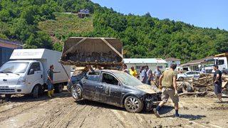 Sel felaketinin yaşandığı Ayancık'ta güvenlik güçleri temizlik çalışmalarına destek veriyor