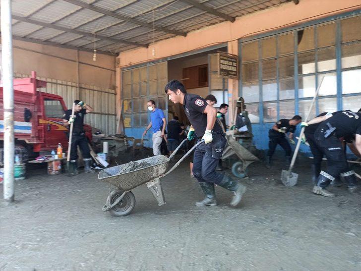 Sel felaketinin yaşandığı Ayancık'ta güvenlik güçleri temizlik çalışmalarına destek veriyor G2