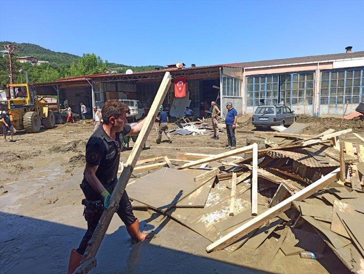 Sel felaketinin yaşandığı Ayancık'ta güvenlik güçleri temizlik çalışmalarına destek veriyor G3