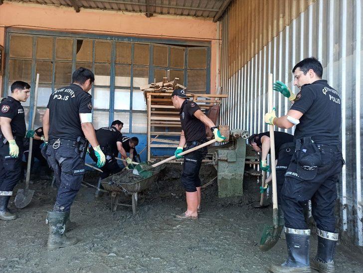 Sel felaketinin yaşandığı Ayancık'ta güvenlik güçleri temizlik çalışmalarına destek veriyor G4