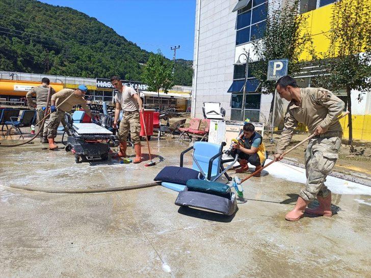 Sel felaketinin yaşandığı Ayancık'ta güvenlik güçleri temizlik çalışmalarına destek veriyor G5