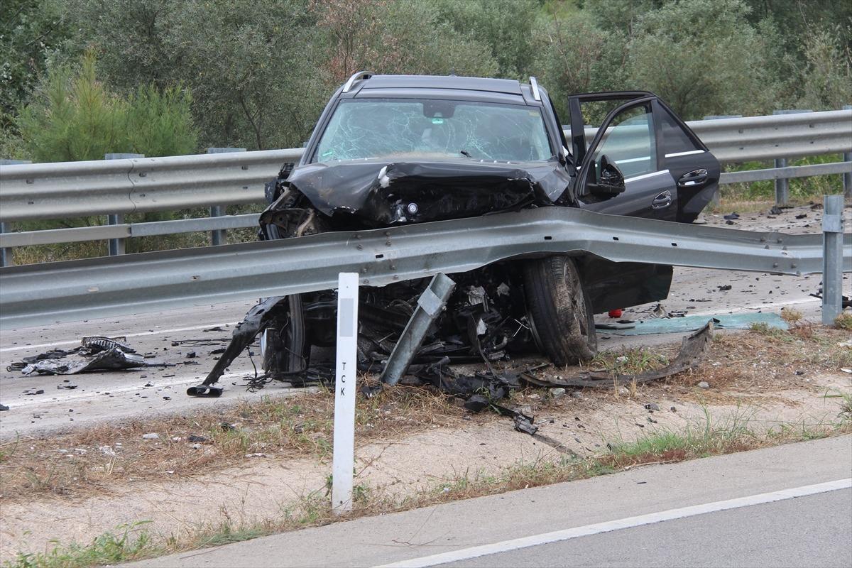 Amasya'da 2 otomobilin &ccedil;arpıştığı kazada 2 kişi &ouml;ld&uuml;, 5 kişi yaralandı