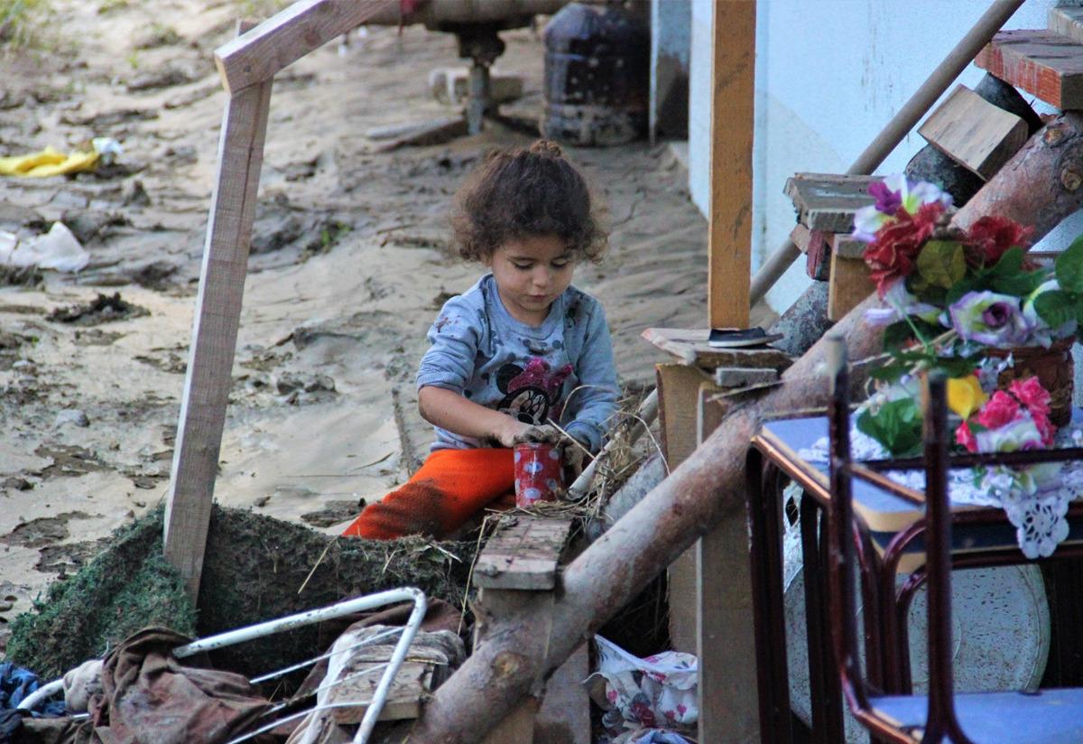 Fotoğraflar y&uuml;rek burktu! Hi&ccedil;bir şeyden habersiz oyun oynamaya devam ettiler