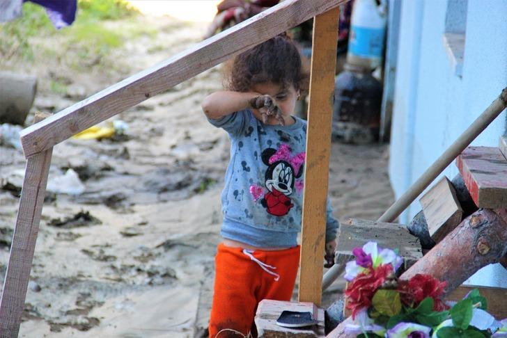 Fotoğraflar yürek burktu! Hiçbir şeyden habersiz oyun oynamaya devam ettiler G1