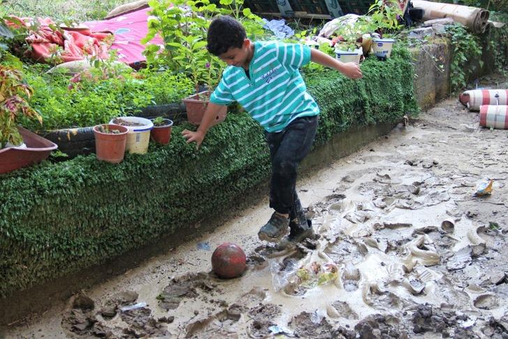 Fotoğraflar yürek burktu! Hiçbir şeyden habersiz oyun oynamaya devam ettiler G3