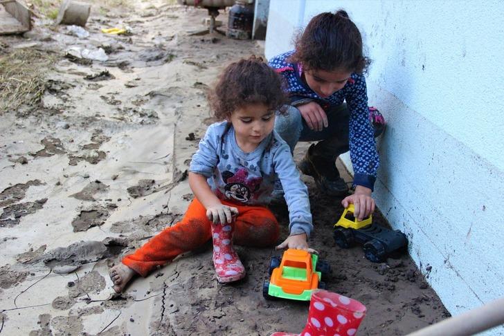 Fotoğraflar yürek burktu! Hiçbir şeyden habersiz oyun oynamaya devam ettiler G4