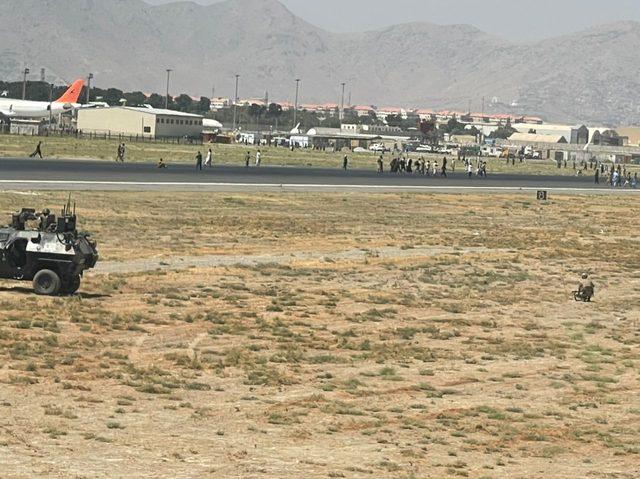 afganistandan-gelen-turkler-kabil-havalimaninda-yasananlari-goruntuledi_1649_dhaphoto1