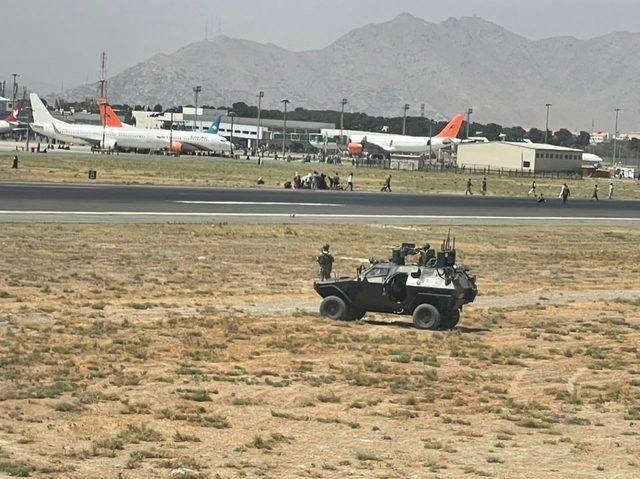 afganistandan-gelen-turkler-kabil-havalimaninda-yasananlari-goruntuledi_1649_dhaphoto2