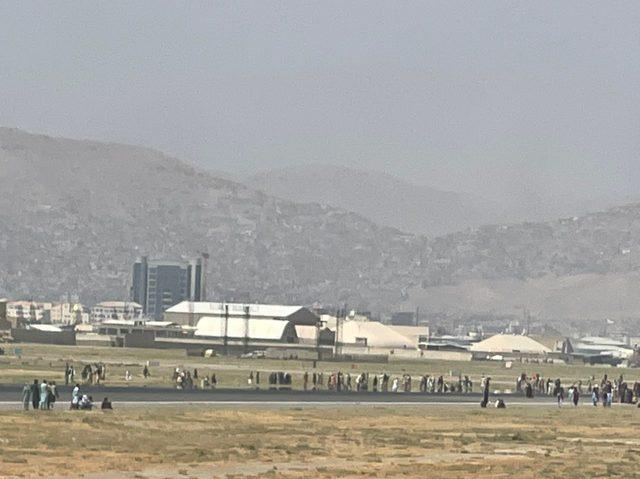 afganistandan-gelen-turkler-kabil-havalimaninda-yasananlari-goruntuledi_1649_dhaphoto4