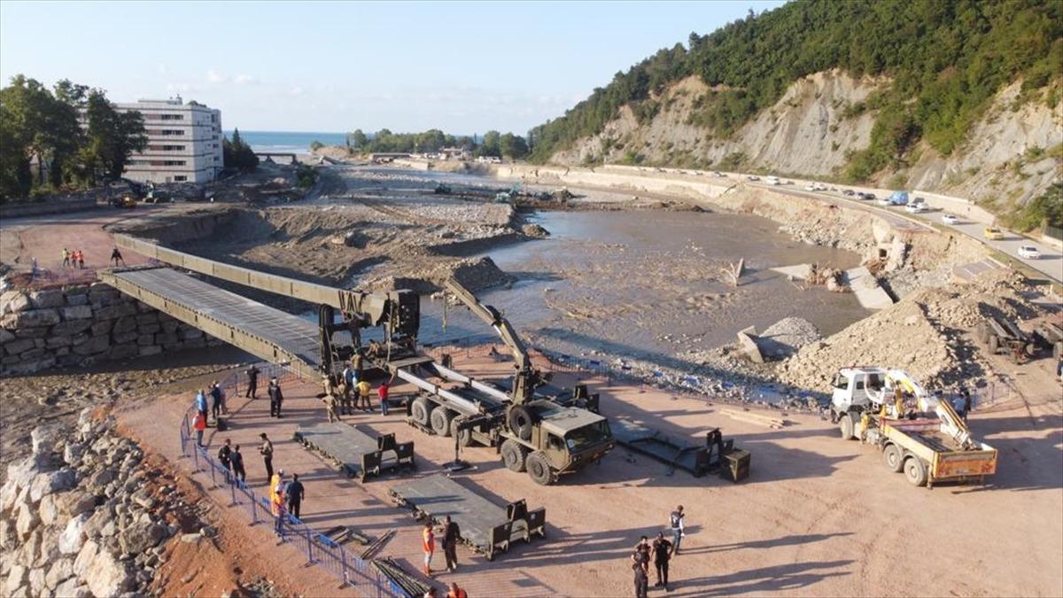 T&uuml;rk Silahlı Kuvvetlerinin "Hafif Alaşımlı Sabit K&ouml;pr&uuml;"s&uuml; sel felaketinin yaşandığı Ayancık Deresi'ne kuruldu