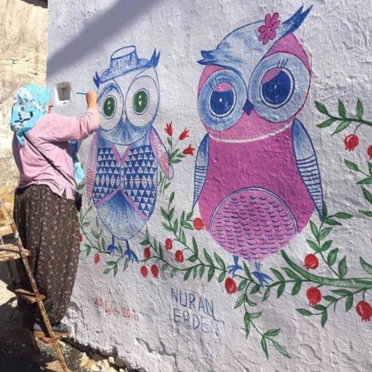 54 yaşındaki Nuran Erden Germiyan Köyü’nün duvarlarını renklendiriyor 