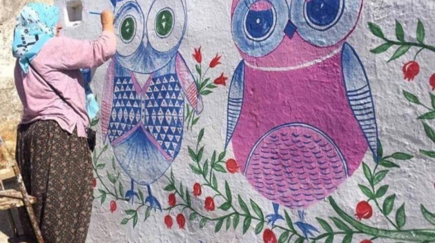 54 yaşındaki Nuran Erden Germiyan K&ouml;y&uuml;&rsquo;n&uuml;n duvarlarını renklendiriyor 