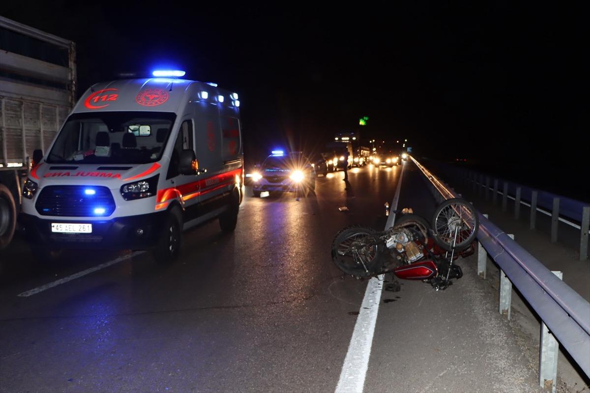 Manisa'da tır ile motosiklet &ccedil;arpıştı, 2 kişi yaralandı