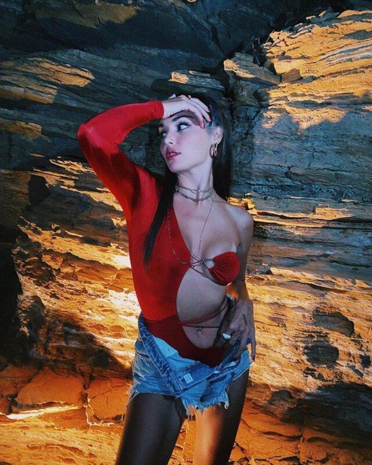 Hande Erçel şortunun düğmelerini açıp poz verdi  G3