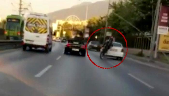 Bursa'da makas atan motosiklet sürücüsü seyir halindeki araca çarparak takla attı