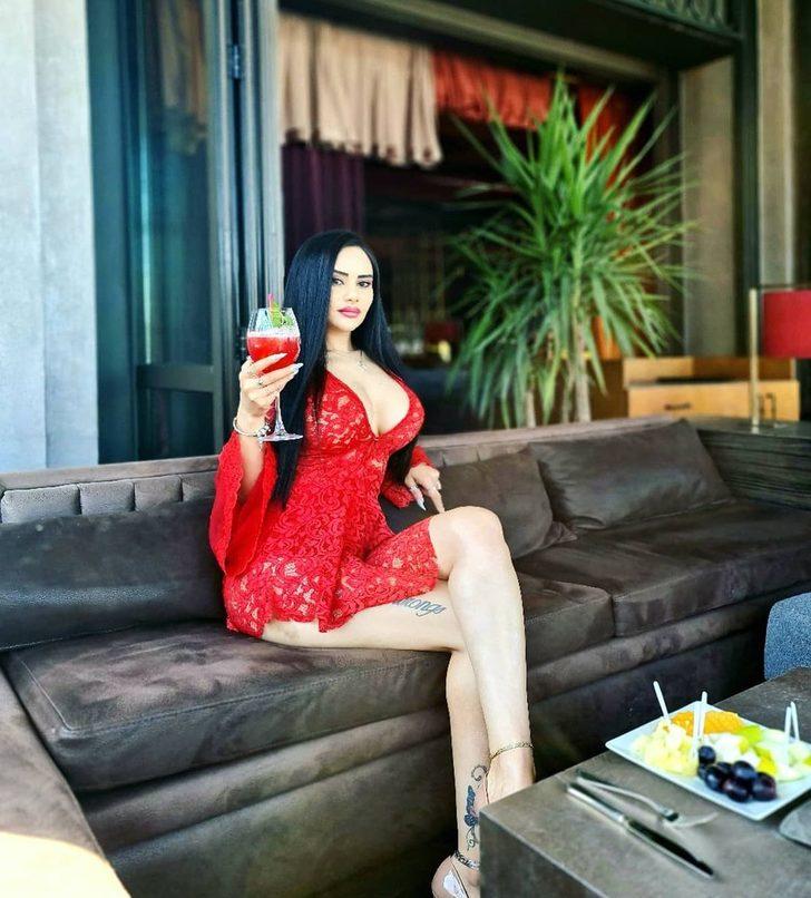 Gelin adayı Naz Mila'dan havuzda olay poz! Silikonları dikkatlerden kaçmadı G2