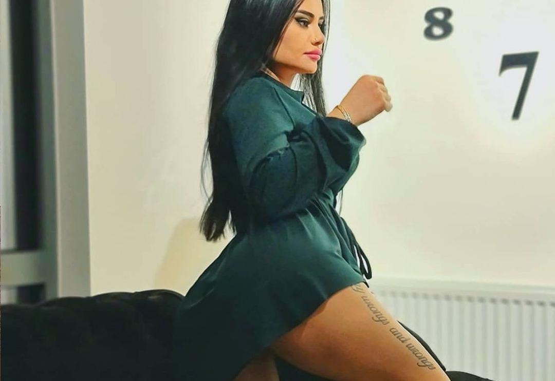 Gelin adayı Naz Mila'dan havuzda olay poz! Silikonları dikkatlerden ka&ccedil;madı