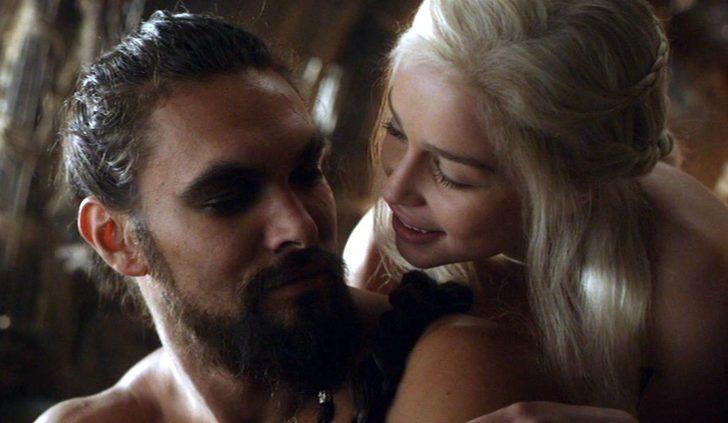 Game of Thrones'un yıldızları Jason Momoa ve Emilia Clarke’dan kucak kucağa poz G5