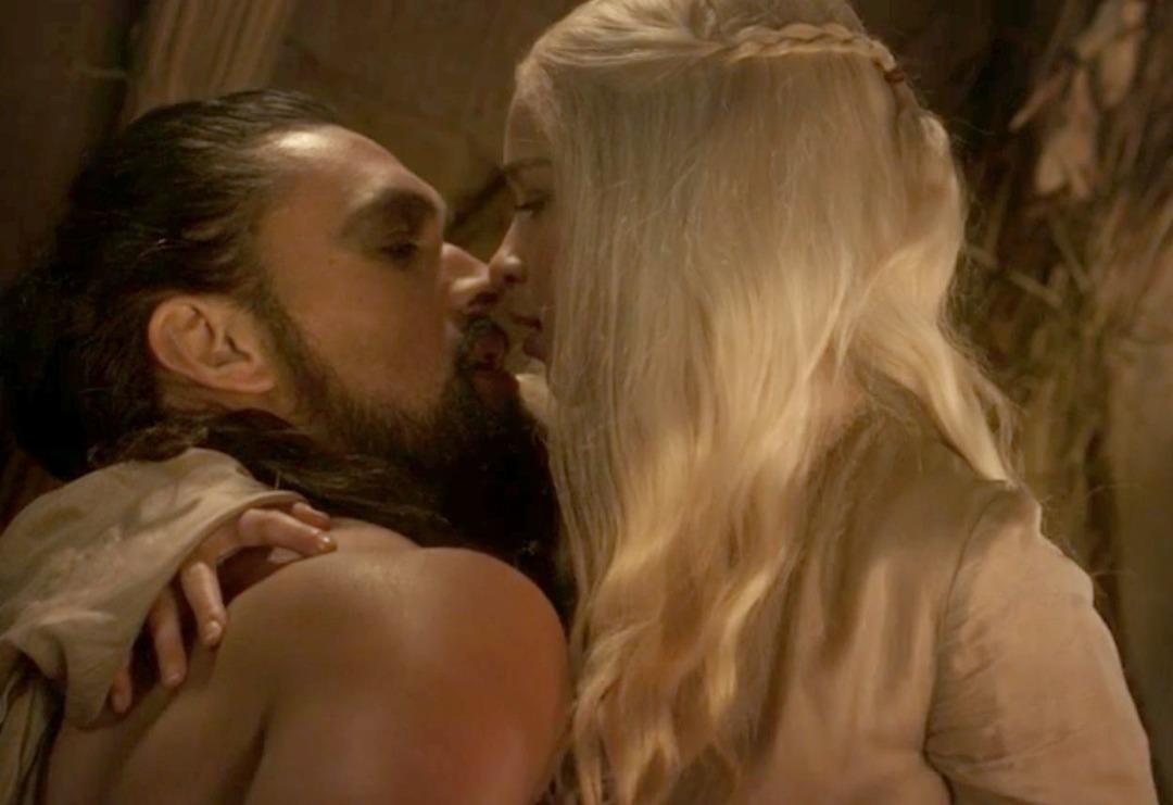 Game of Thrones'un yıldızları Jason Momoa ve Emilia Clarke&rsquo;dan kucak kucağa poz