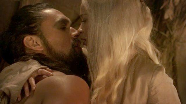 Game of Thrones'un yıldızları Jason Momoa ve Emilia Clarke’dan kucak kucağa poz