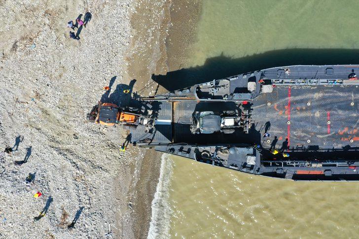 Çıkarma gemisiyle iş makinelerinin selden etkilenen Türkeli'ne sevkiyatına devam edildi G3