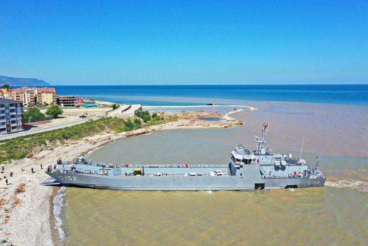 Çıkarma gemisiyle iş makinelerinin selden etkilenen Türkeli'ne sevkiyatına devam edildi G4