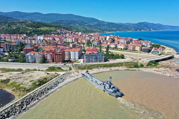 Çıkarma gemisiyle iş makinelerinin selden etkilenen Türkeli'ne sevkiyatına devam edildi G5