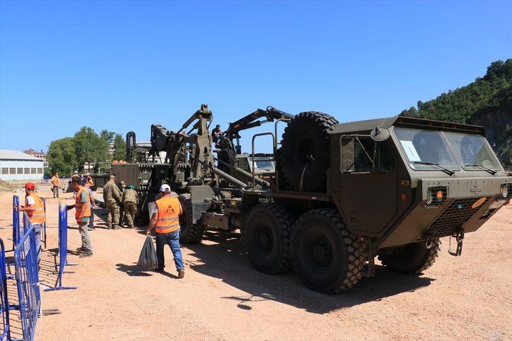 Ulaştırma ve Altyapı Bakanı Adil Karaismailoğlu Ayancık'ta kurulan seyyar köprüde incelemelerde bulundu: G1