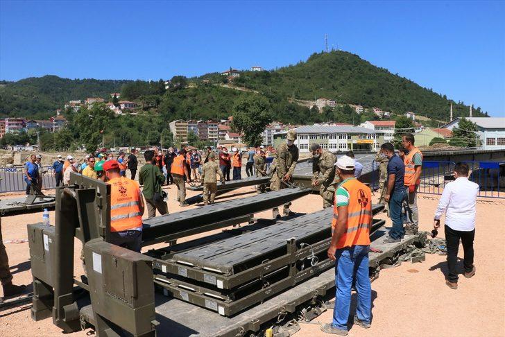 Ulaştırma ve Altyapı Bakanı Adil Karaismailoğlu Ayancık'ta kurulan seyyar köprüde incelemelerde bulundu: G3