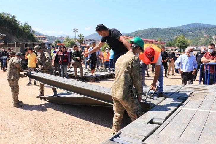Ulaştırma ve Altyapı Bakanı Adil Karaismailoğlu Ayancık'ta kurulan seyyar köprüde incelemelerde bulundu: G4