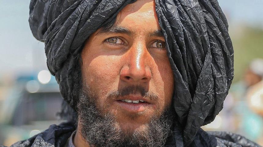 Fotoğraflarla: Taliban'ın kontrol&uuml;ne ge&ccedil;mesinden bir g&uuml;n sonra Kabil'de yaşananlar