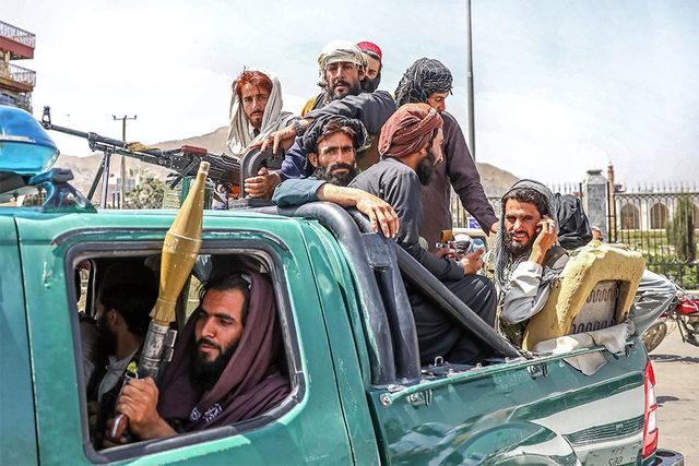 Fotoğraflarla: Taliban ın kontrol&uuml;ne ge&ccedil;mesinden bir g&uuml;n sonra Kabil de yaşananlar 1