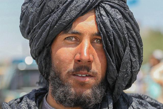 Fotoğraflarla: Taliban ın kontrol&uuml;ne ge&ccedil;mesinden bir g&uuml;n sonra Kabil de yaşananlar 2