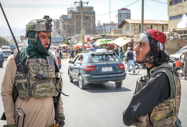 Fotoğraflarla: Taliban ın kontrol&uuml;ne ge&ccedil;mesinden bir g&uuml;n sonra Kabil de yaşananlar 3