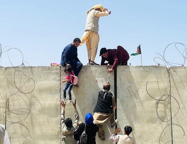 Fotoğraflarla: Taliban ın kontrol&uuml;ne ge&ccedil;mesinden bir g&uuml;n sonra Kabil de yaşananlar 4