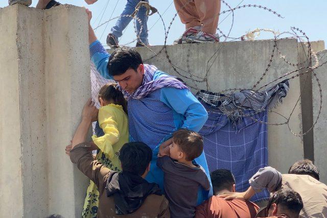 Fotoğraflarla: Taliban ın kontrol&uuml;ne ge&ccedil;mesinden bir g&uuml;n sonra Kabil de yaşananlar 5