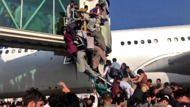 Fotoğraflarla: Taliban ın kontrol&uuml;ne ge&ccedil;mesinden bir g&uuml;n sonra Kabil de yaşananlar 6