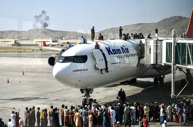 Fotoğraflarla: Taliban ın kontrol&uuml;ne ge&ccedil;mesinden bir g&uuml;n sonra Kabil de yaşananlar 7
