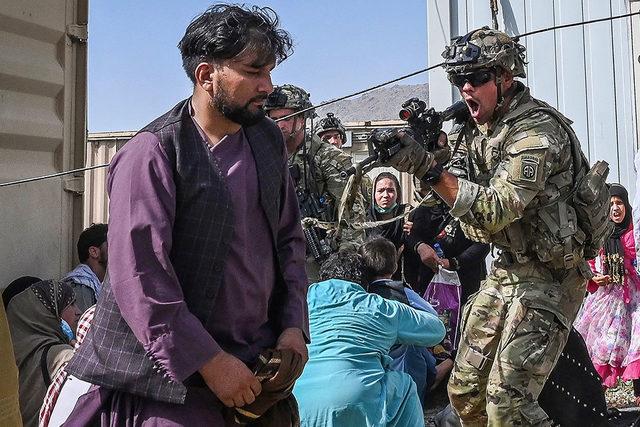 Fotoğraflarla: Taliban ın kontrol&uuml;ne ge&ccedil;mesinden bir g&uuml;n sonra Kabil de yaşananlar 8